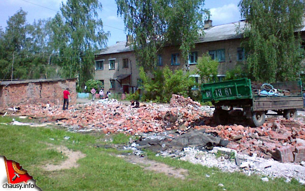Разваленные сараи по ул. Ленинской в Чаусах