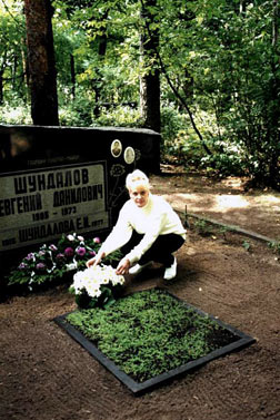 Фотография из Латвии, где жил и похоронен Шундалов Е.Д. (памятник ему и его супруге, рядом - старшая дочь Людмила Евгеньевна, которая с семьей проживает в г. Рига)