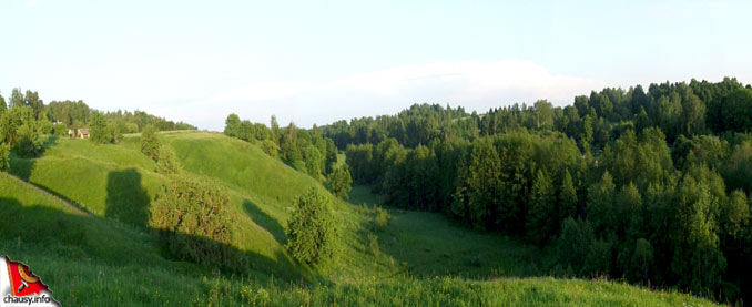 холмы рядом с остатками замка Радомля