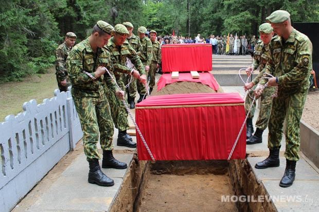 Перезахоронение останков воинов в деревне Быново Чаусского района