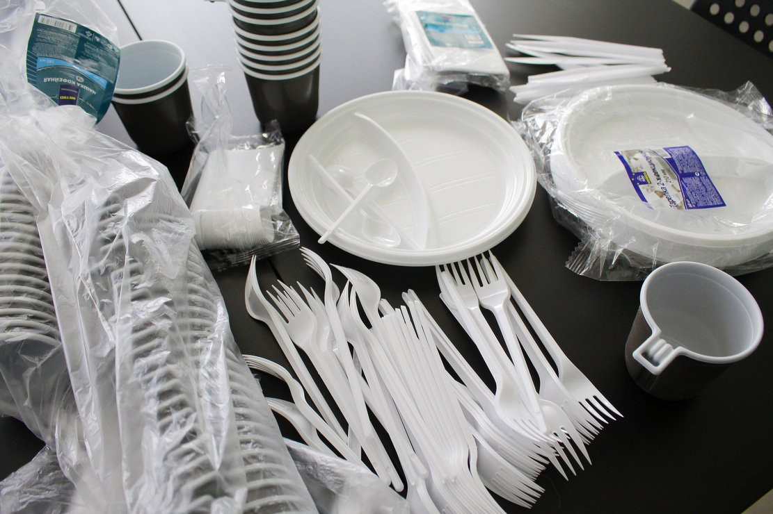 Магазин пластиковой посуды. Одноразовая посуда. Разовая посуда. Пластиковая посуда. Пластмассовая одноразовая посуда.